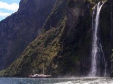 ニュージーランド ミルフォードサウンドのスターリン滝